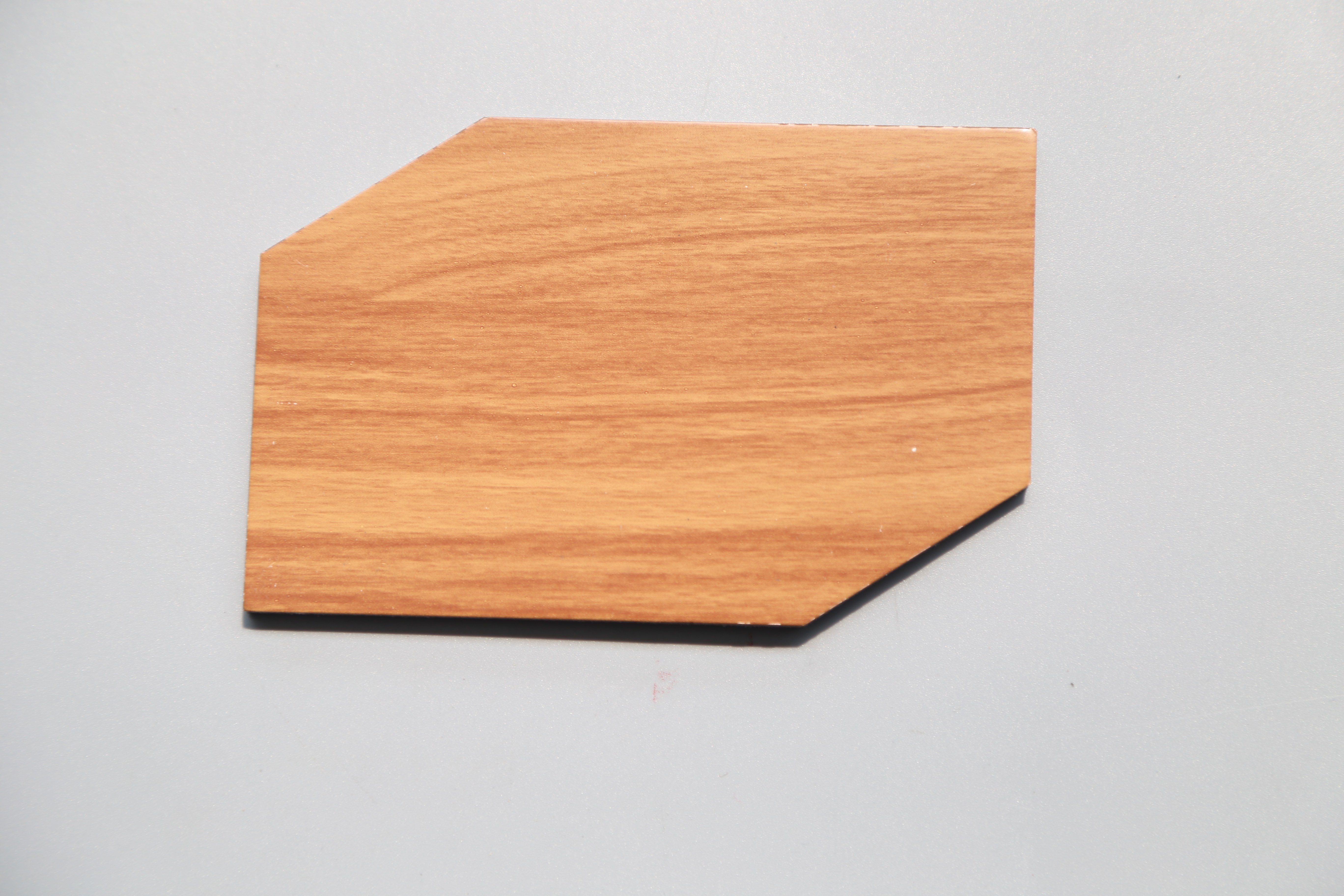 铝塑板为何会出现塑板的变色